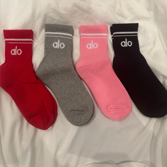 ALO Yoga Accessories - 4 pack Alo Yoga unisex throwback half crew Socks - Red, Gray, Pink, Black